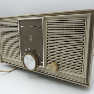 Motorola Vintage AM Tube Clock Radio in Beige and Brown