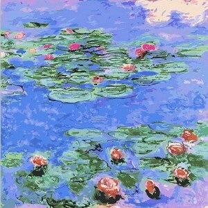 Puede incluir: Una pintura de nenúfares en un estanque. El agua es de un azul vibrante y los nenúfares son verdes. Hay nenúfares rosas dispersos por todo el estanque.