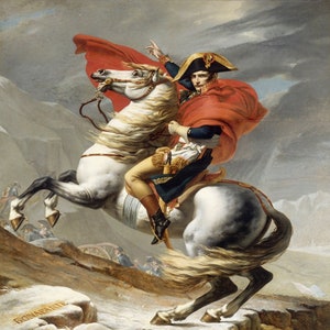 Puede incluir: Una pintura de Napoleón Bonaparte a caballo, cabalgando por un paso de montaña nevado. Lleva una capa roja y un bicornio. El caballo es blanco con una larga melena y cola que fluyen. La pintura está ambientada en un dramático telón de fondo de montañas nevadas y un cielo tormentoso.