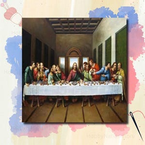 Puede incluir: Una pintura que representa la Última Cena, con Jesús y sus discípulos sentados a una larga mesa cubierta con un mantel blanco. Las figuras visten diversas túnicas, con un enfoque en la figura central de Jesús. La obra de arte está ambientada en una habitación con ventanas arqueadas.