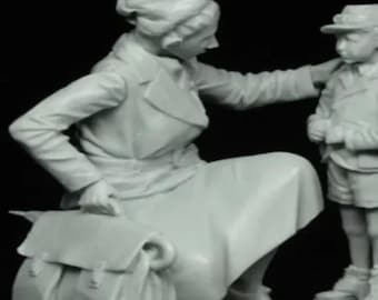1/35 Resin Figure Model Kit One European Civilian Lady Woman And One Child Boy Kid WW2 War Refugees Unpainted Unassembled