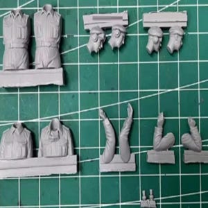 Model z żywicy 1/35. Cztery połówki ciała. Brytyjscy żołnierze. Załoga czołgu. Czołgiści. Oficer. II Wojna Światowa. II Wojna Światowa. Armia. Niepomalowane. Niezmontowane.