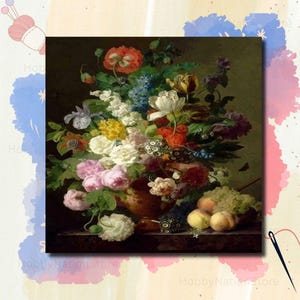 Puede incluir: Una pintura de naturaleza muerta que presenta un vibrante ramo de flores en un jarrón color cobre. El arreglo incluye flores rojas, blancas, amarillas y rosas, con uvas y melocotones en la base. El fondo es oscuro y neutro.