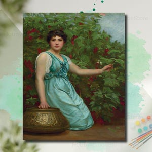 Può includere: Un dipinto d'epoca raffigura una donna in un abito turchese, inginocchiata vicino a un vaso di bronzo. Si protende verso un cespuglio con bacche rosse. L'opera d'arte ha uno stile classico, con vegetazione lussureggiante e luci soffuse.