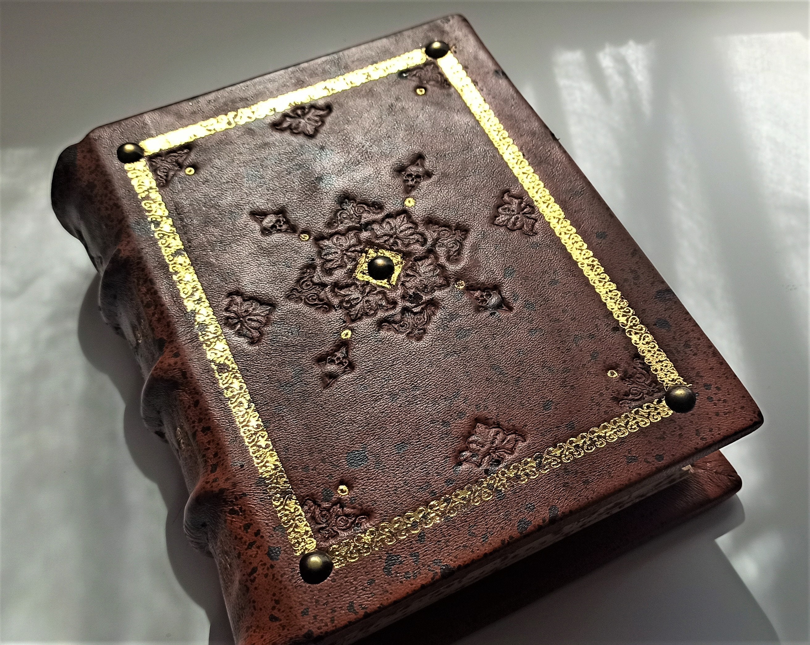 Dungeons and Dragons - Curse of Strahd Leatherbound Tome