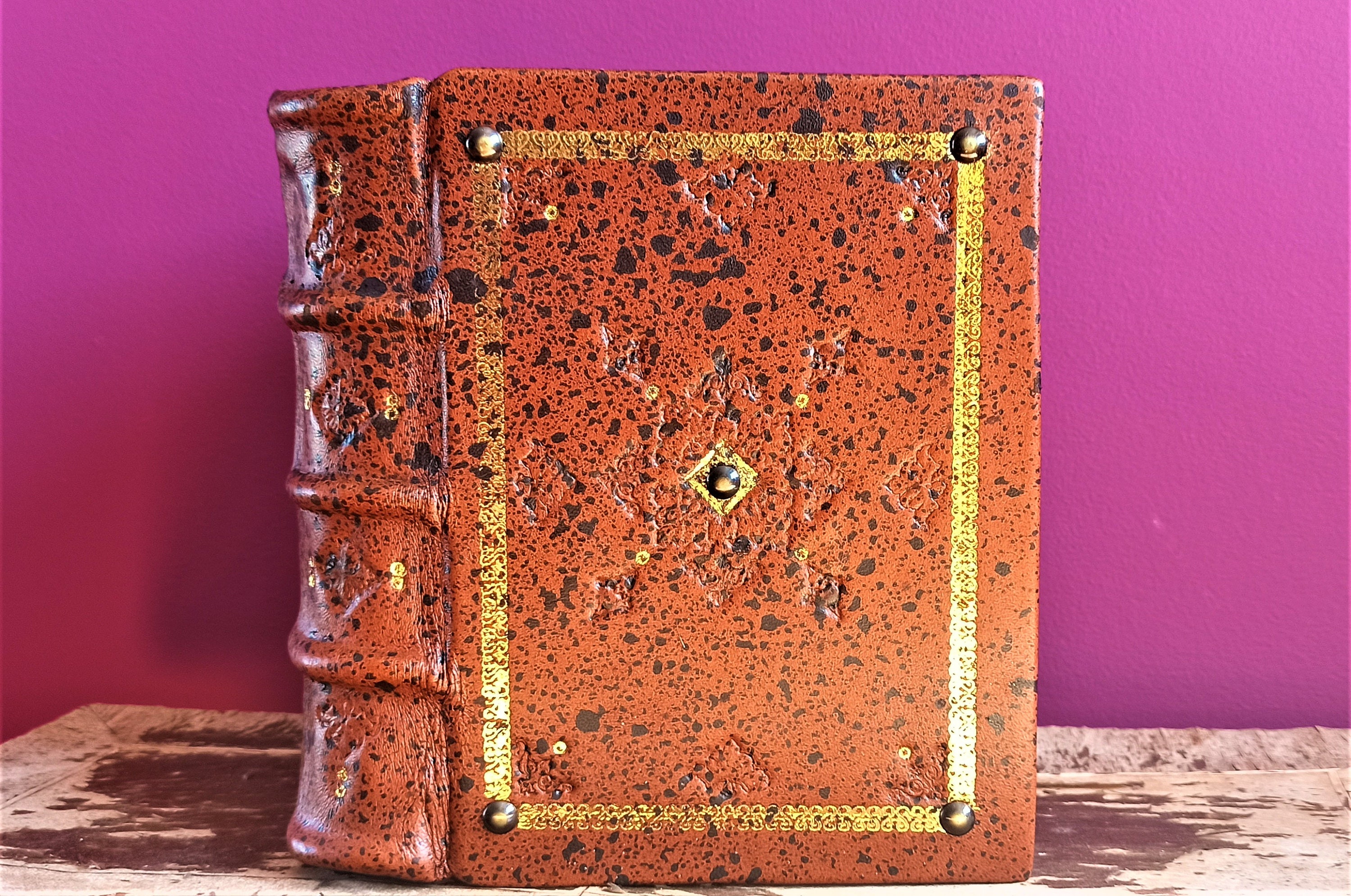 Dungeons and Dragons - Curse of Strahd Leatherbound Tome - Geekify Inc