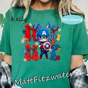 Pu&ograve; includere: Un set di tre tazze in ceramica con finitura maculata e opaca. Le tazze sono nei toni del crema, grigio chiaro e grigio scuro. Ogni tazza ha un design semplice e minimalista e un manico arrotondato.