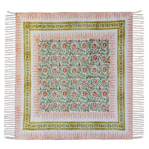 Könnte beinhalten: Quadratischer, cremefarbener Stoff mit einem floralen Muster in Grün und Orange. Das Design wird von orangefarbenen und goldenen Bordüren umrahmt, mit Fransen an den Kanten. Der Stoff ist wahrscheinlich ein Dekorationsartikel, wie eine Decke oder Tischdecke.