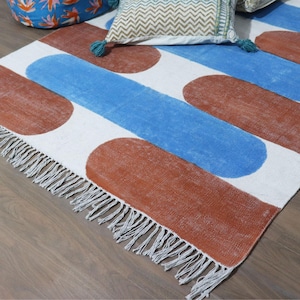 Tappeto moderno astratto in cotone, tappeto dhurrie blu e marrone, tappeto lavabile con stampa a blocchi.
