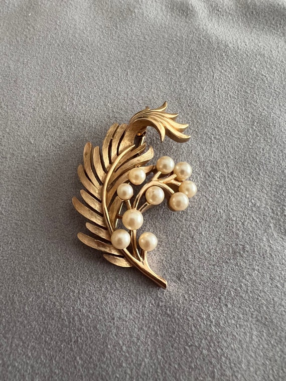 Vintage Crown Trifari gold plated brooch with fau… - image 2