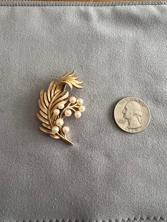 Vintage Crown Trifari gold plated brooch with fau… - image 3