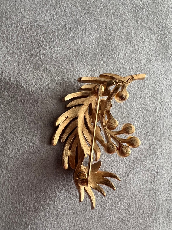 Vintage Crown Trifari gold plated brooch with fau… - image 4