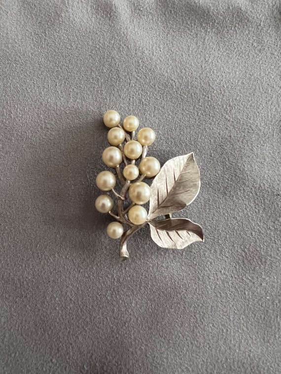 Vintage Royal Crown Trifari pearl & leaf design b… - image 4