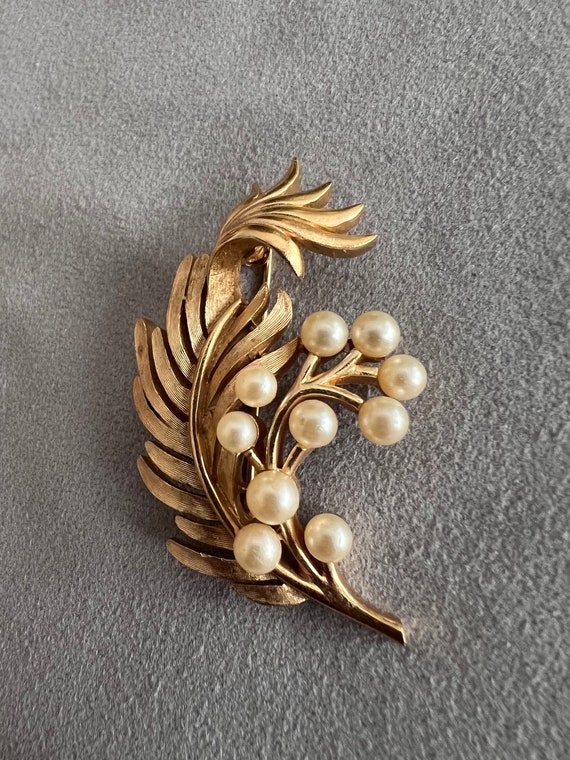 Vintage Crown Trifari gold plated brooch with fau… - image 1