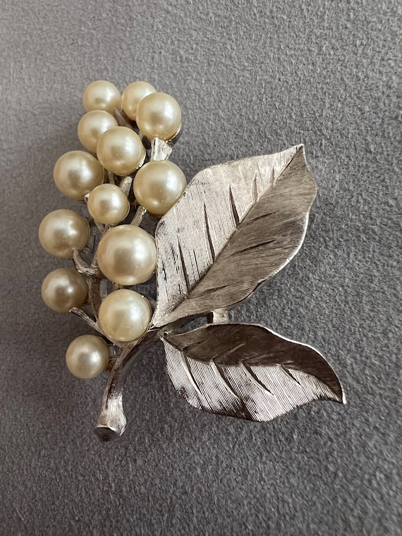 Vintage Royal Crown Trifari pearl & leaf design b… - image 1