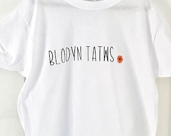 Divertida camiseta galesa. Grita T Cymraeg. Precioso regalo para cualquier pequeña dama. Regalo de niña de flores. Camiseta 100% algodón.