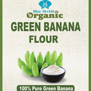 Puede incluir: Una bolsa de harina de pl&aacute;tano verde con un racimo de pl&aacute;tanos verdes y un taz&oacute;n de harina. La bolsa est&aacute; etiquetada como "Blue Orchid Organic Green Banana Flour" y tiene un sello USDA Organic. Tambi&eacute;n dice "100% Pure Green Banana", "Prebi&oacute;tico", "Almid&oacute;n resistente", "Sin conservantes" y "Sin gluten". La bolsa pesa 396 gramos (14 onzas).