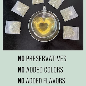 Puede incluir: Un juego de tres cuencos de cer&aacute;mica anidados en tonos azules, verdes y blancos. Los cuencos presentan un esmalte moteado y un dise&ntilde;o sencillo. El cuenco m&aacute;s grande mide unos 20 cm de di&aacute;metro.