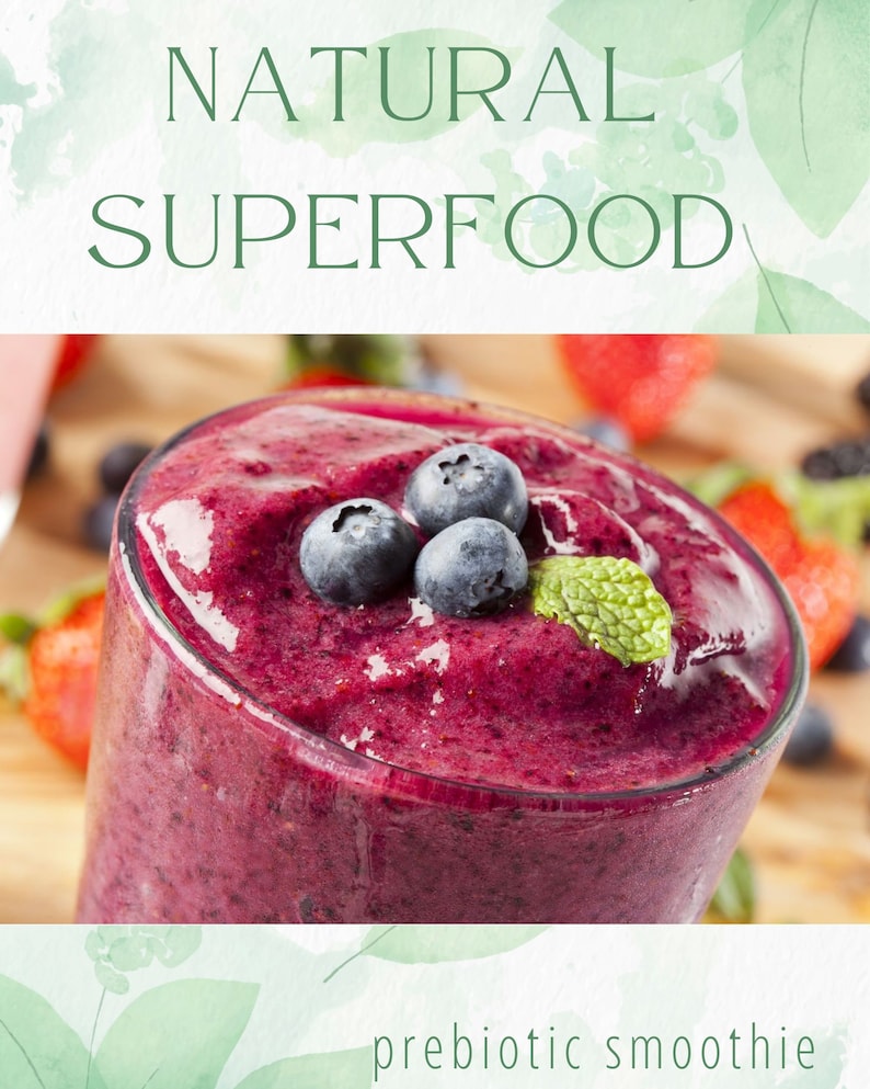 Puede incluir: Un primer plano de un batido prebi&oacute;tico hecho con ar&aacute;ndanos y adornado con menta fresca. El batido est&aacute; en un vaso transparente y es de un color morado vibrante. El texto "NATURAL SUPERFOOD" est&aacute; en la parte superior de la imagen y "prebiotic smoothie" en la parte inferior.