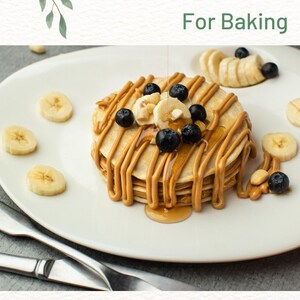 Puede incluir: Un plato de panqueques cubiertos con mantequilla de man&iacute;, rodajas de pl&aacute;tano, ar&aacute;ndanos y un chorrito de jarabe. El texto "Flour Substitute For Baking" est&aacute; en la parte superior de la imagen. El texto "excellent resistant starch powder for a healthy gut" est&aacute; en la parte inferior de la imagen.