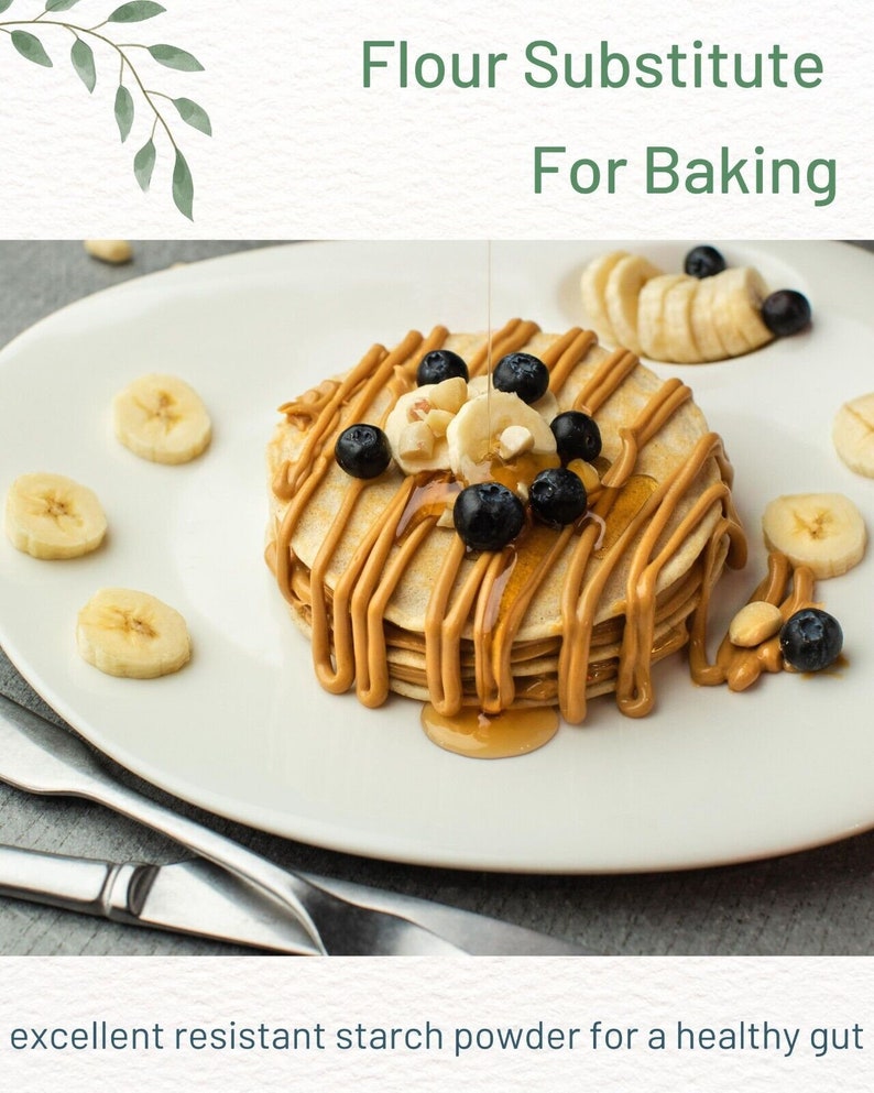Puede incluir: Un plato de panqueques cubiertos con mantequilla de man&iacute;, rodajas de pl&aacute;tano, ar&aacute;ndanos y un chorrito de jarabe. El texto "Flour Substitute For Baking" est&aacute; en la parte superior de la imagen. El texto "excellent resistant starch powder for a healthy gut" est&aacute; en la parte inferior de la imagen.