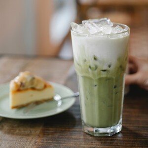 Puede incluir: Un juego de tres tazas de cer&aacute;mica con un acabado mate moteado. Las tazas son de color crema, gris claro y gris oscuro. Cada taza tiene un dise&ntilde;o simple y minimalista.