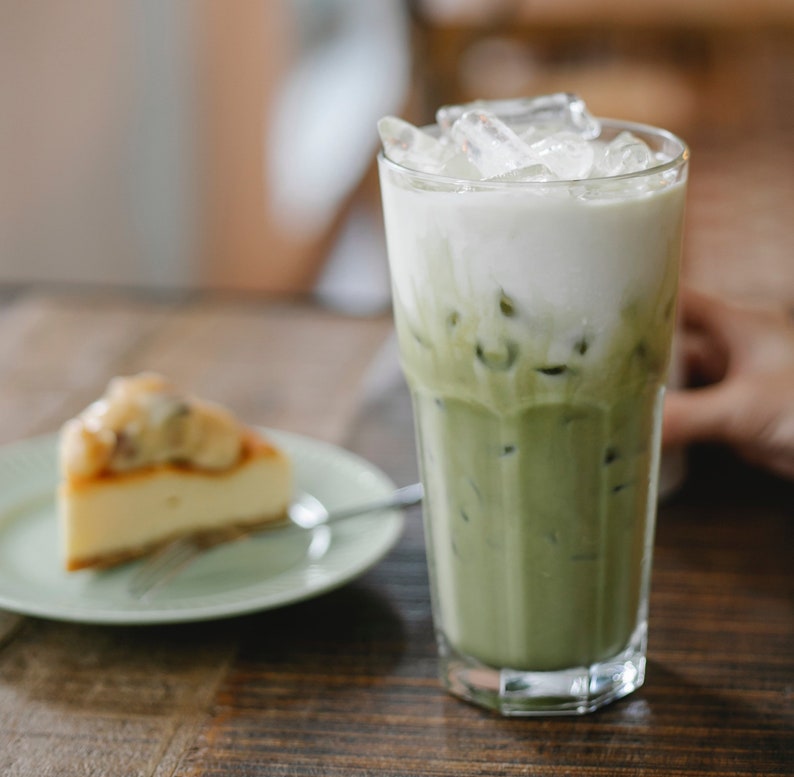 Puede incluir: Un juego de tres tazas de cer&aacute;mica con un acabado mate moteado. Las tazas son de color crema, gris claro y gris oscuro. Cada taza tiene un dise&ntilde;o simple y minimalista.