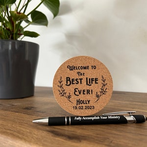 JW Geschenk | Willkommen im besten Leben aller Zeiten! Korkuntersetzer. Und Stift. JW Taufgeschenk.