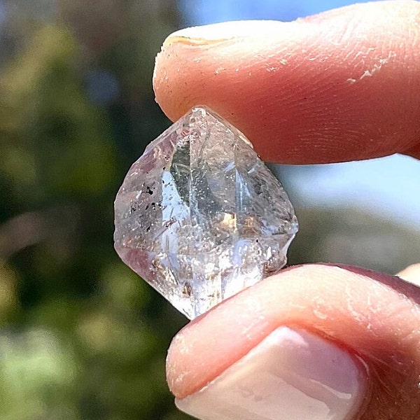 UV Reactive Petroleum Quartz Crystals - UV reactive crystal enhydro quartz - Natural petroleum quartz crystal - Herkimer diamond crystals
