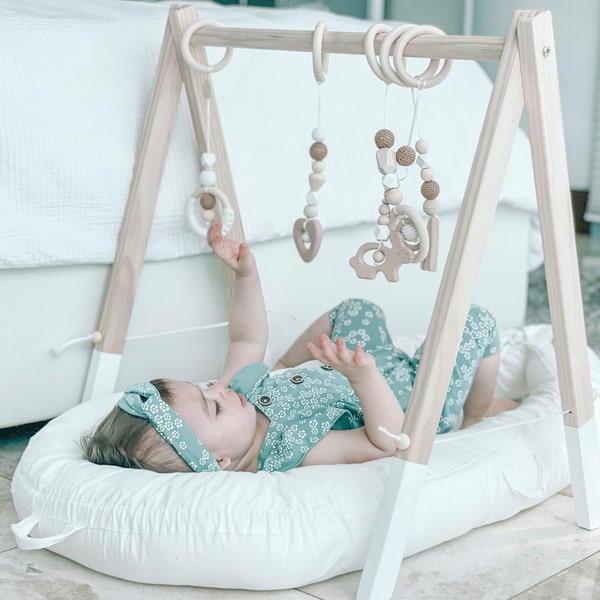 Wooden Play Gym, Suitable from 0 Months Plus, Newborn Activity Gym, Wooden baby gym with three hangers - Set of 4 hanging toys - Baby toy