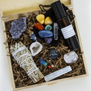 Healing Crystals and Stones Gift Set  / 7 Chakra tumbles, Pendulum, Natural Amethyst Cluster, Sage, and more : Home Cleansing Wellness Box