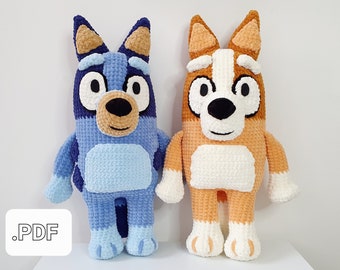 Puede incluir: Dos juguetes de peluche de perro hechos a crochet. El perro azul tiene una barriga azul claro y una nariz marrón. El perro marrón tiene una barriga blanca y una nariz negra. Ambos perros tienen ojos blancos y una expresión sonriente. .PDF