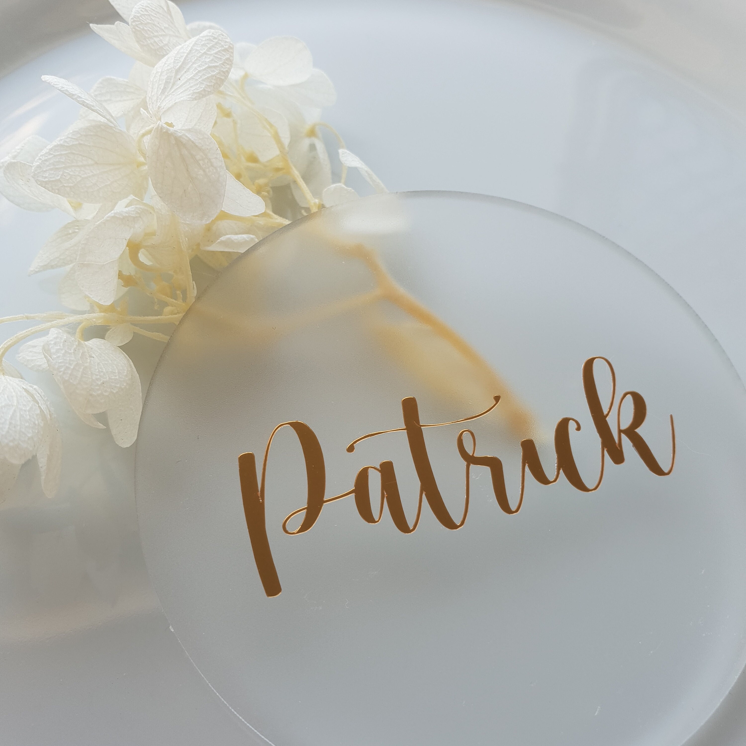 Frosted runde Runde Acryl personalisierte Tischkarten | Etsy