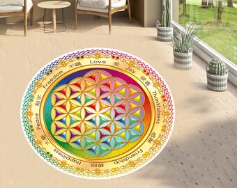 Op de afbeelding: Een ronde, kleurrijke mandala met een levensbloemontwerp. De mandala heeft een witte achtergrond met een gouden rand en bevat de woorden "Peace", "Freedom", "Love", "Joy", "Thankfulness", "Friendship" en "Happiness" in het Engels en het Chinees.