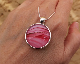 COLLIER PENDENTIF en VERRE, joli cabochon rose lumineux avec chaine argentée