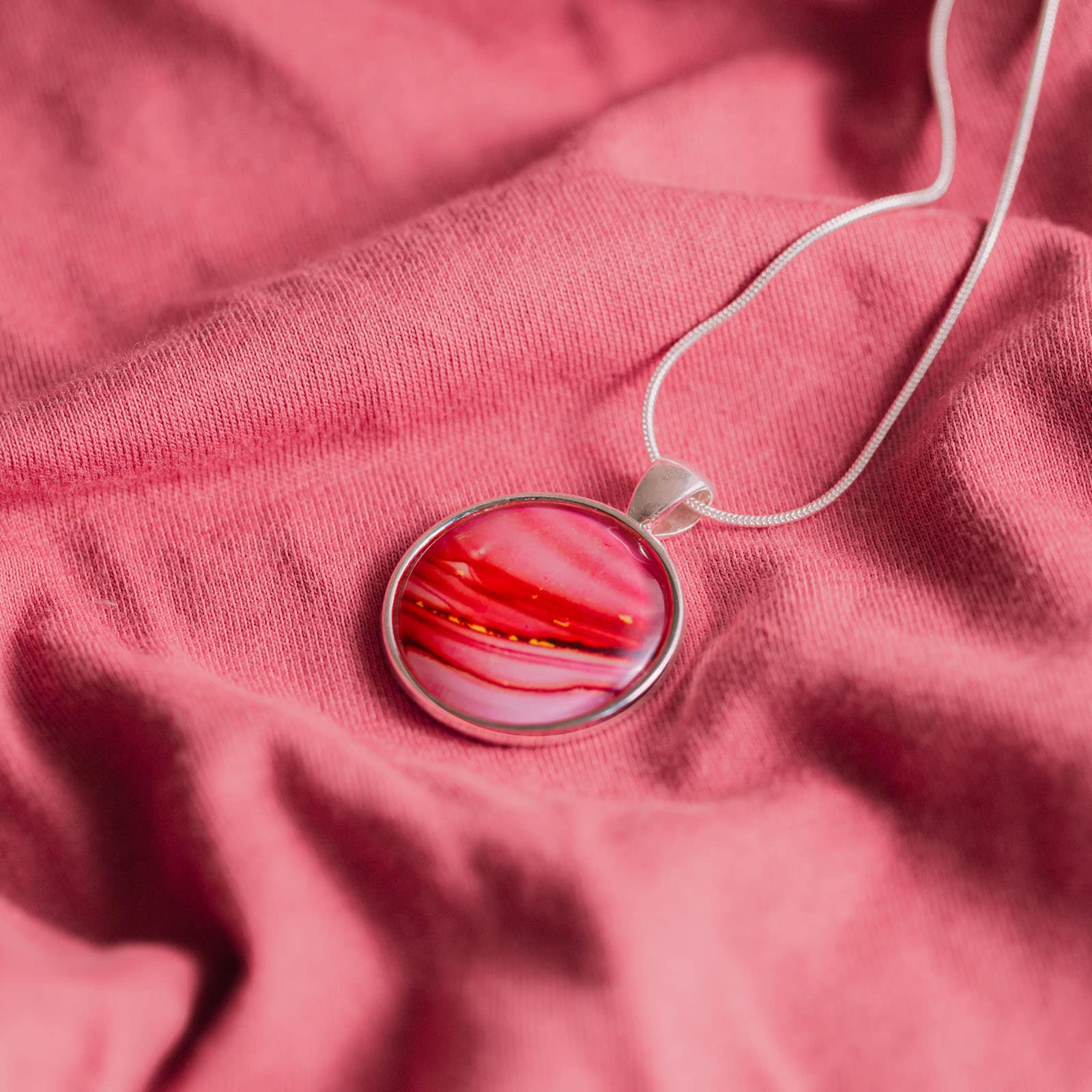 Collier Pendentif Argenté Cabochon Verre Rose – Bijou Rétro Femme – Occasion – Modèle 5190