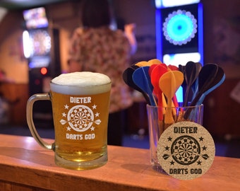 Set Bierkrug Darts God und Korkuntersetzer mit persönlicher Gravur Name