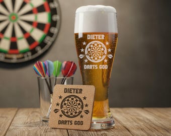 Set Weizenglas Darts God und Korkuntersetzer mit persönlicher Gravur Name