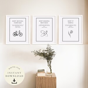 K&ouml;nnte beinhalten: Drei gerahmte Drucke mit inspirierenden Zitaten von Albert Einstein. Die Drucke sind in Schwarzwei&szlig; gehalten und zeigen eine Fahrrad-, Atom- und Blumenillustration. Der Text enth&auml;lt "Keep Moving Forward", "Keep Making Mistakes" und "Keep It Simple". Ein digitaler Download ist ebenfalls verf&uuml;gbar.