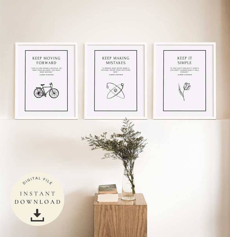 K&ouml;nnte beinhalten: Drei gerahmte Drucke mit inspirierenden Zitaten von Albert Einstein. Die Drucke sind in Schwarzwei&szlig; gehalten und zeigen eine Fahrrad-, Atom- und Blumenillustration. Der Text enth&auml;lt "Keep Moving Forward", "Keep Making Mistakes" und "Keep It Simple". Ein digitaler Download ist ebenfalls verf&uuml;gbar.
