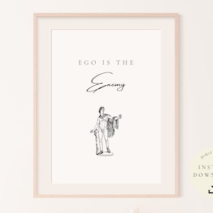 Pode incluir: Impressão de arte emoldurada com o texto "EGO IS THE Enemy" acima de uma ilustração em preto e branco de uma estátua clássica. A impressão está em uma moldura de madeira clara e inclui um download instantâneo de arquivo digital.