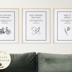 K&ouml;nnte beinhalten: Drei gerahmte Kunstdrucke mit inspirierenden Zitaten in Schwarz und Wei&szlig;. Die Drucke zeigen eine Fahrrad-, Atom- und Tulpenillustration. Der Text enth&auml;lt "Keep Moving Forward", "Keep Making Mistakes" und "Keep It Simple". Ein Symbol f&uuml;r den digitalen Dateidownload befindet sich unten links.
