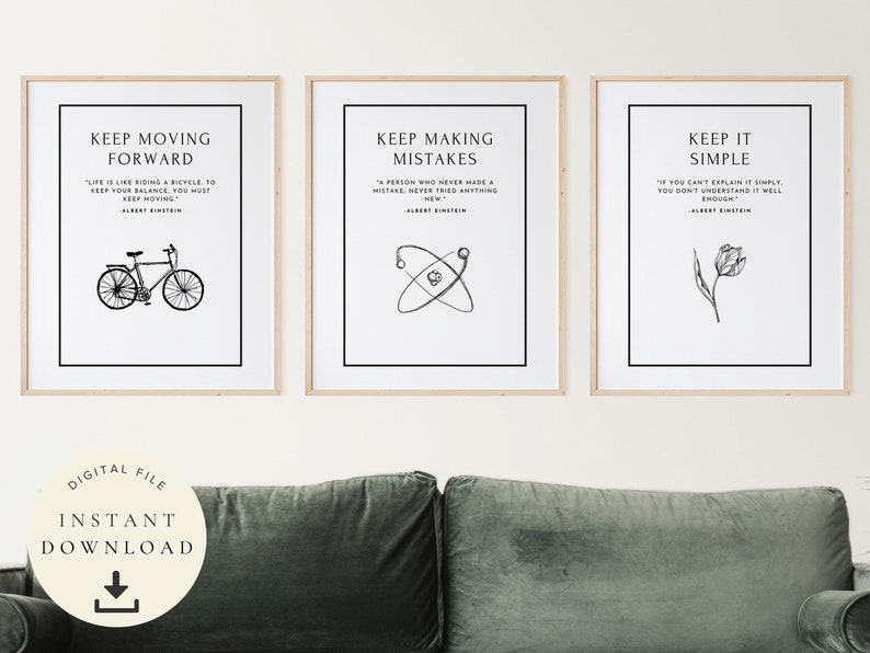 K&ouml;nnte beinhalten: Drei gerahmte Kunstdrucke mit inspirierenden Zitaten in Schwarz und Wei&szlig;. Die Drucke zeigen eine Fahrrad-, Atom- und Tulpenillustration. Der Text enth&auml;lt "Keep Moving Forward", "Keep Making Mistakes" und "Keep It Simple". Ein Symbol f&uuml;r den digitalen Dateidownload befindet sich unten links.
