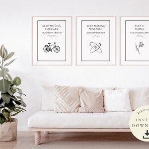 K&ouml;nnte beinhalten: Drei gerahmte Kunstdrucke mit inspirierenden Zitaten von Albert Einstein. Die Drucke zeigen schwarzen Text und Strichzeichnungen auf wei&szlig;em Hintergrund. Der erste Druck zeigt ein Fahrrad, der zweite ein Atom und der dritte eine Tulpe. Die Drucke werden &uuml;ber einem wei&szlig;en Sofa angezeigt.