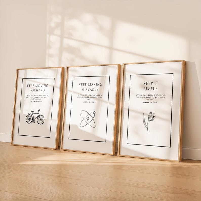 K&ouml;nnte beinhalten: Drei gerahmte Kunstdrucke mit inspirierenden Zitaten. Die Drucke haben einen wei&szlig;en Hintergrund mit schwarzem Text und Illustrationen. Die Rahmen sind hellbraun. Die Zitate lauten "Keep Moving Forward", "Keep Making Mistakes" und "Keep It Simple".