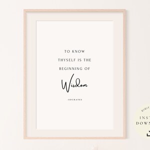 Può includere: Una citazione stampabile di Socrate che recita: "Conosci te stesso, è l'inizio della saggezza". La citazione è stampata in nero su sfondo bianco e incorniciata in una cornice di legno chiaro. L'immagine include anche il testo "File digitale Download istantaneo" in nero su sfondo bianco.