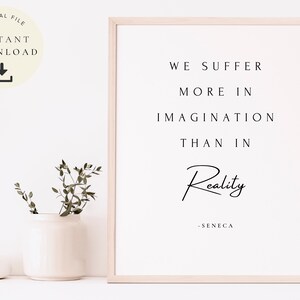 Pu&ograve; includere: Una citazione stampabile in una cornice bianca su uno sfondo bianco. La citazione recita "Soffriamo di pi&ugrave; nell'immaginazione che nella realt&agrave; - Seneca".