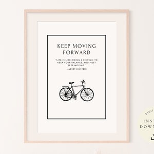 以下が含まれることがあります： 自転車のイラストと「Keep Moving Forward」と「Life is like riding a bicycle. To keep your balance, you must keep moving.」-アルバート・アインシュタインのテキストが書かれた、白黒の印刷可能な引用ポスター。