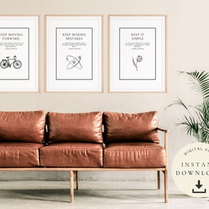 K&ouml;nnte beinhalten: Drei gerahmte Kunstdrucke mit inspirierenden Zitaten in Schwarz und Wei&szlig;. Die Drucke zeigen ein Fahrrad, ein Atomsymbol und eine Blume. Der Text enth&auml;lt die S&auml;tze &bdquo;Keep Moving Forward&ldquo;, &bdquo;Keep Making Mistakes&ldquo; und &bdquo;Keep It Simple&ldquo;. Unter den Drucken befindet sich ein braunes Ledersofa.