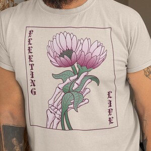 Camiseta unisex "Vida fugaz", genial, artística, letra negra, fugaz, vida, muerte, natural, esqueleto, flores, gótica, punk, mística, magenta.